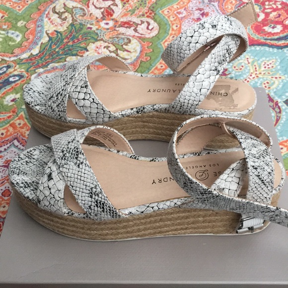 Black and white snake print pattern sandals. - Picture 2 of 5